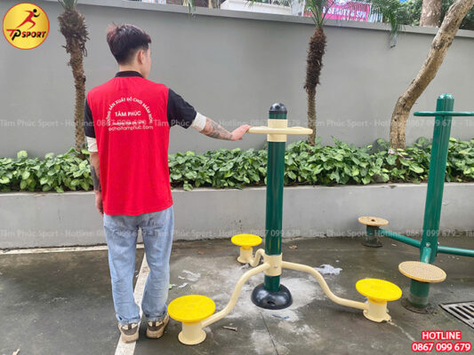 Sửa chữa và lắp đặt mới thiết bị thể dục ngoài trời tại khu chung cư ở Hà Nội