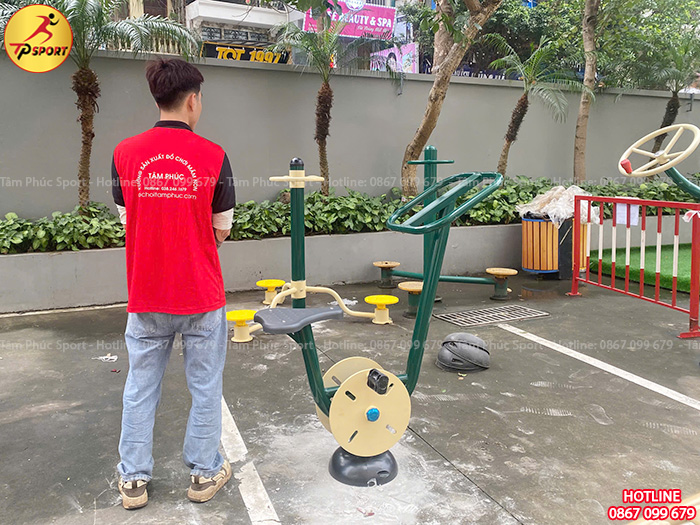 Sửa chữa và lắp đặt mới thiết bị thể dục ngoài trời tại khu chung cư ở Hà Nội