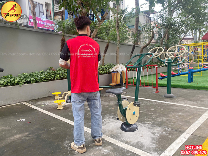 Sửa chữa và lắp đặt mới thiết bị thể dục ngoài trời tại khu chung cư ở Hà Nội