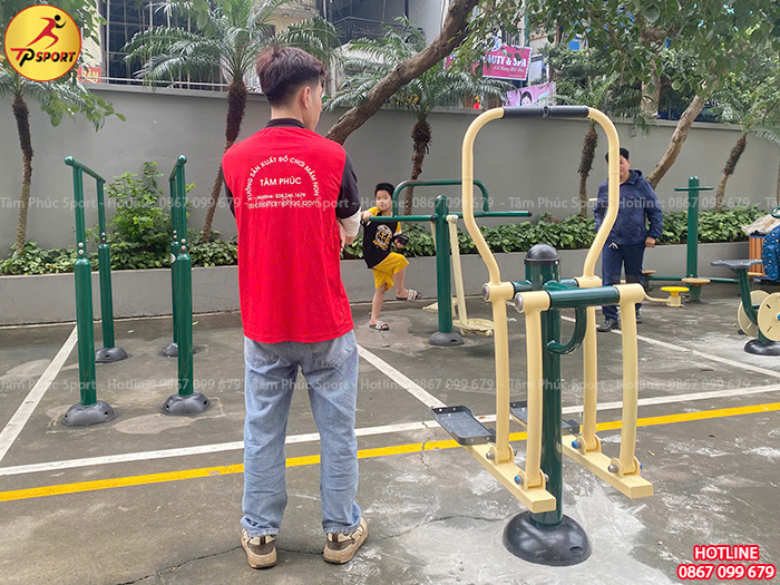 Sửa chữa và lắp đặt mới thiết bị thể dục ngoài trời tại khu chung cư ở Hà Nội