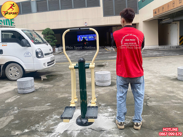 Sửa chữa và lắp đặt mới thiết bị thể dục ngoài trời tại khu chung cư ở Hà Nội