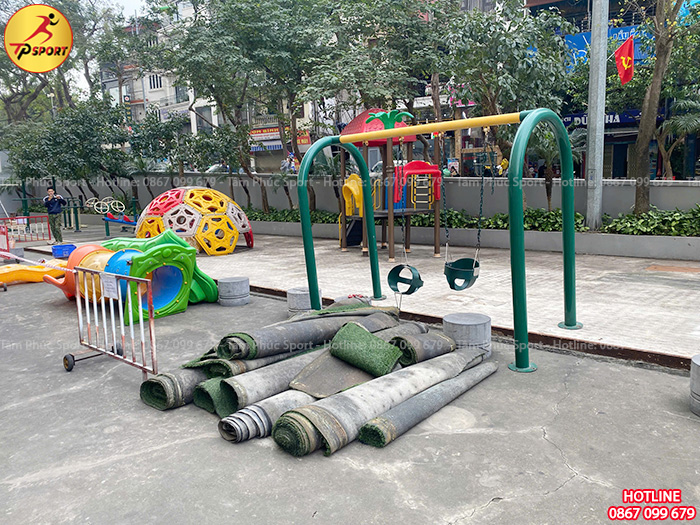 Sửa chữa và thay thế mới đồ chơi ngoài trời cho bé tại sân chung cư ở Hà Nội