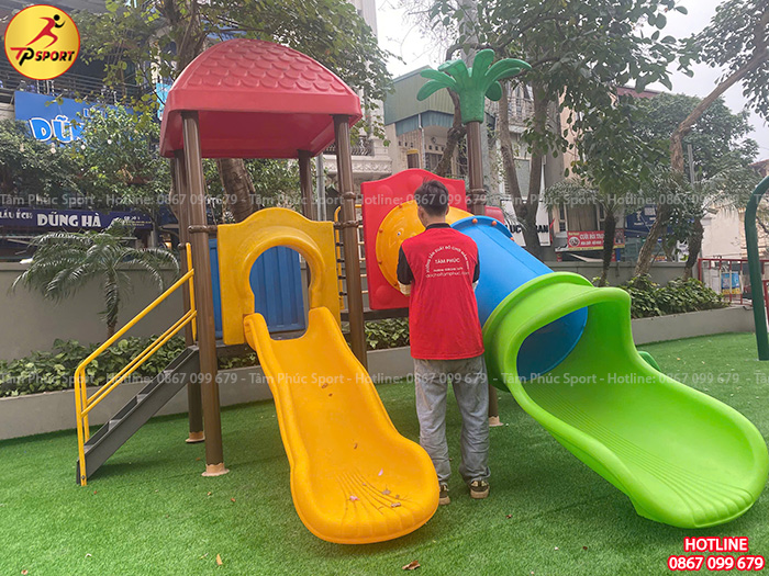 Sửa chữa và thay thế mới đồ chơi ngoài trời cho bé tại sân chung cư ở Hà Nội