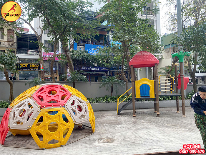 Sửa chữa và thay thế mới đồ chơi ngoài trời cho bé tại sân chung cư ở Hà Nội