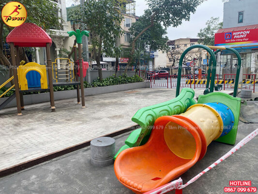 Sửa chữa và thay thế mới đồ chơi ngoài trời cho bé tại sân chung cư ở Hà Nội