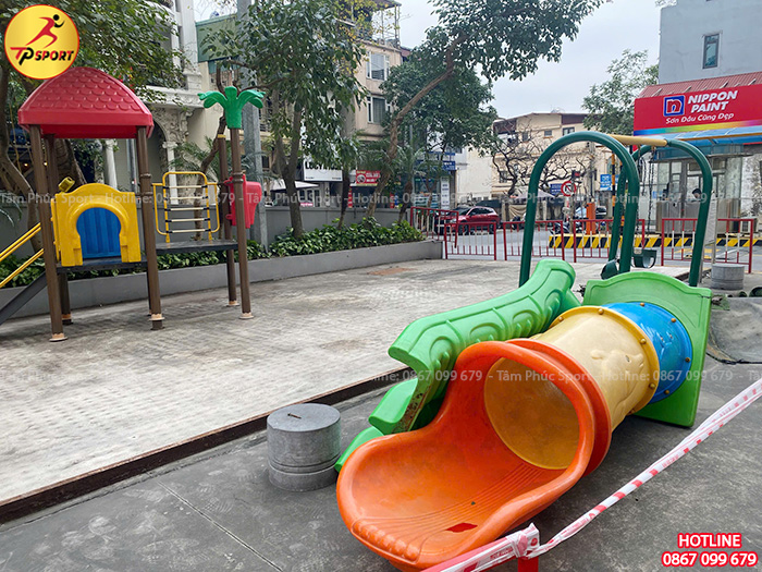 Sửa chữa và thay thế mới đồ chơi ngoài trời cho bé tại sân chung cư ở Hà Nội