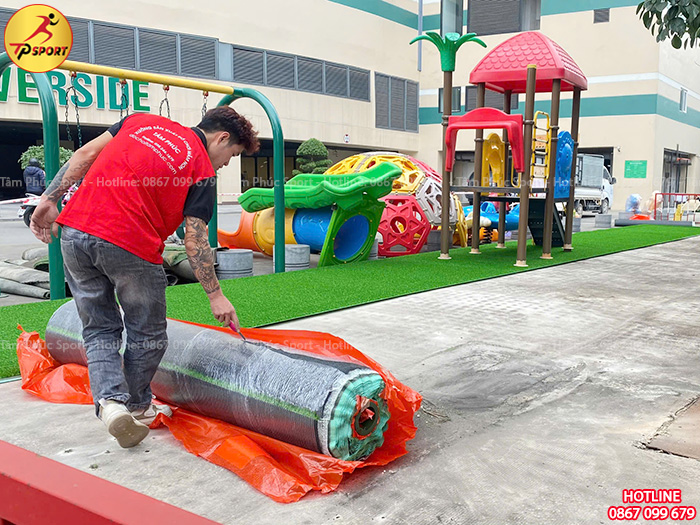 Sửa chữa và thay thế mới đồ chơi ngoài trời cho bé tại sân chung cư ở Hà Nội