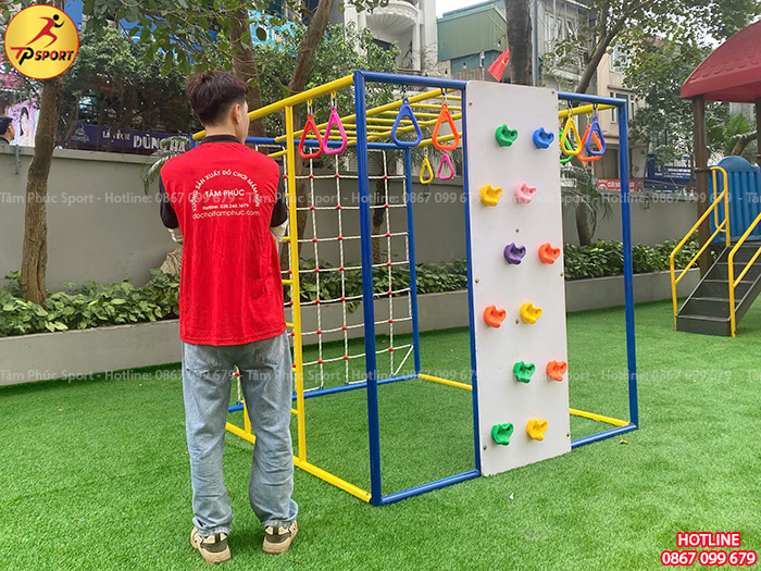 Sửa chữa và thay thế mới đồ chơi ngoài trời cho bé tại sân chung cư ở Hà Nội