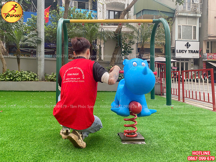 Sửa chữa và thay thế mới đồ chơi ngoài trời cho bé tại sân chung cư ở Hà Nội