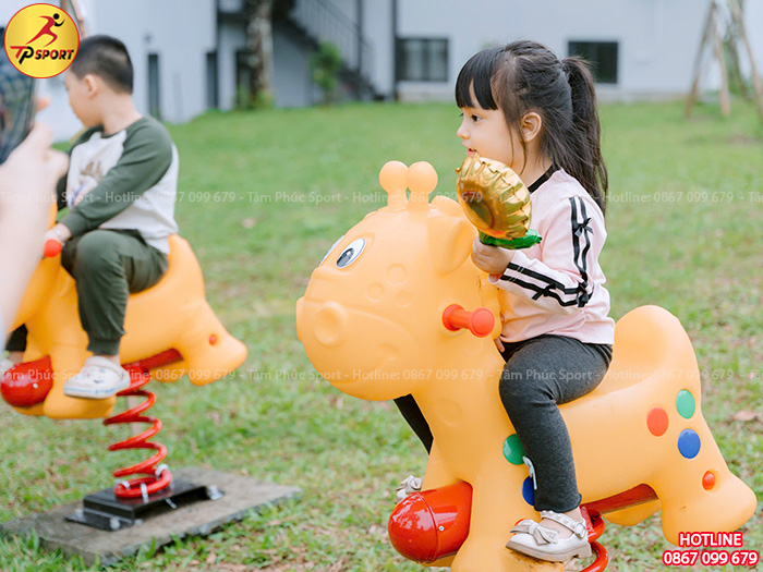 Mách bạn cách chọn thú nhún lò xo ngoài trời phù hợp từng không gian sử dụng