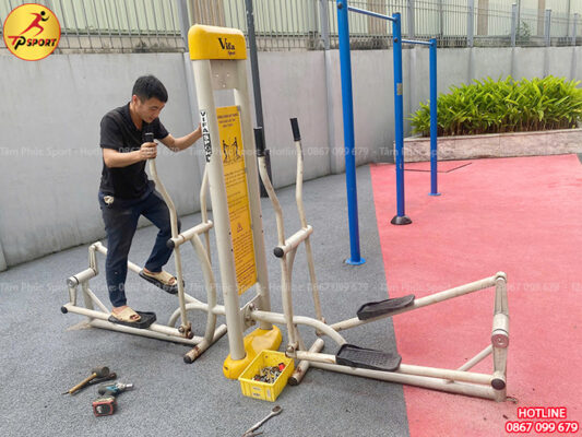 Sửa chữa đồ chơi ngoài trời cho sân chơi trẻ em tại khu chung cư