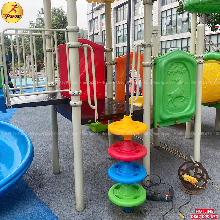 Sửa chữa đồ chơi ngoài trời cho sân chơi trẻ em tại khu chung cư