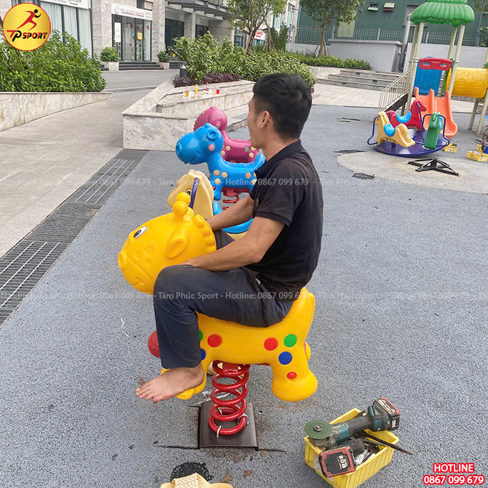 Sửa chữa đồ chơi ngoài trời cho sân chơi trẻ em tại khu chung cư