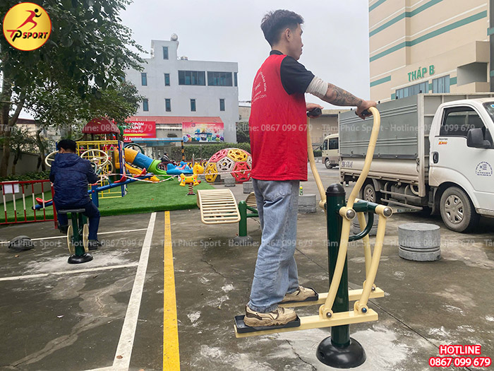 Nhân viên kỹ thuật của Tâm Phúc Sport lắp đặt và test máy.