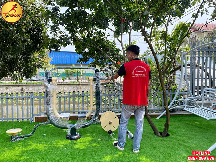 Cỏ nhân tạo được trải phủ kín các phần lắp đặt thiết bị, mang lại cảm giác xanh mát và sạch sẽ