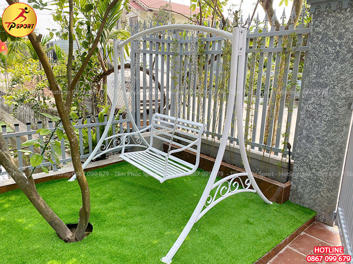 Xích đu nghệ thuật màu trắng được lắp đặt tại góc sân