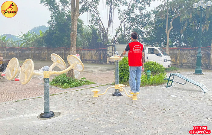 Lắp đặt thiết bị thể dục ngoài trời cho trường đại học tại Hưng Yên