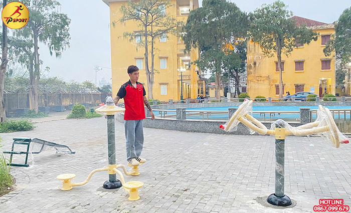 Thiết bị thể dục được bố trí trên khoảng sân rộng, thuận tiện cho sinh viên và giảng viên vận động mỗi ngày